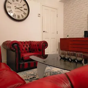 4 Bed Entire House - Heart Of The - Near Sufc Holiday home