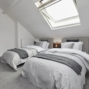 Your - Spacious 5 Bedroom House Holiday home