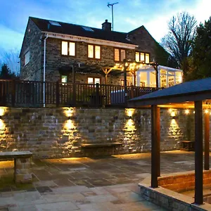 Rural Retreat With Hot Tub, Fire Pit & Games Holiday home